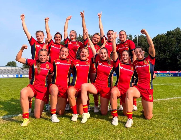 La selección española femenina de rugby 7, después de una victoria.