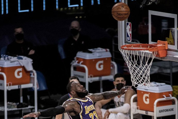 Archivo - 26 February 2021, US, Los Angeles: Los Angeles Lakers' LeBron James goes for a two pointer during the US NBA basketball match between Los Angeles Lakers and Portland Trailblazers at the Staples Center. Photo: Javier Rojas/Prensa Internacional 