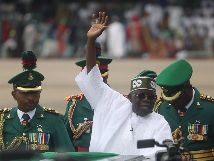 Archivo - ABUJA, May 29, 2023  -- Bola Ahmed Tinubu (Front) waves to people after being sworn in as Nigeria's new president at a ceremony in Abuja, Nigeria, on May 29, 2023. Nigeria's new leader Bola Ahmed Tinubu was sworn in Monday as the 16th president 