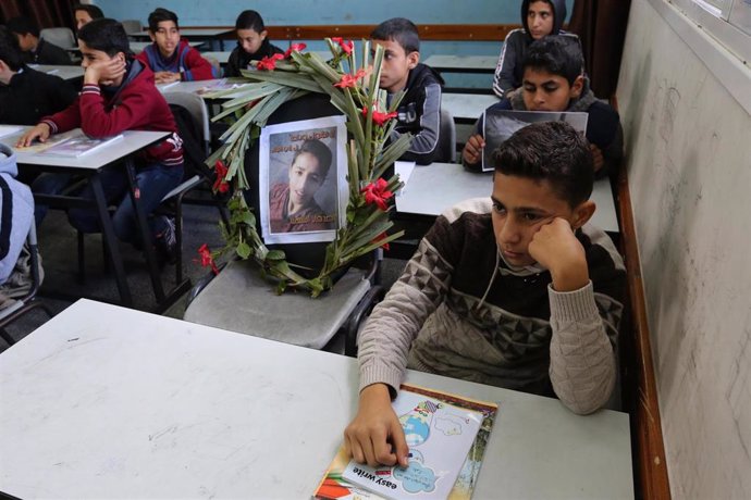 Archivo - Adolescentes palestinos en Gaza