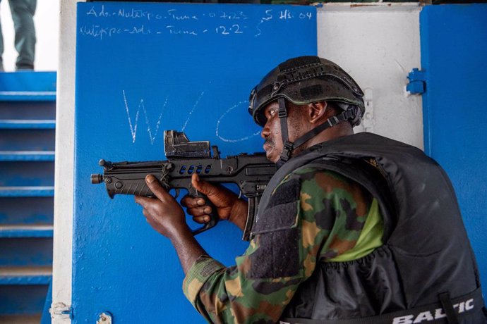 Archivo - March 11, 2023, Volta, Ghana: A member of the Nigeria Armed Forces begins clearing operations during a hostage rescue tactical training display onboard a ship during the annual Flintlock multi-national exercise, March 11, 2023 in Volta, Ghana.
