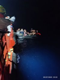 Rescatados doce magrebíes en una embarcación neumática a motor a 27 millas de Cabo de Gata