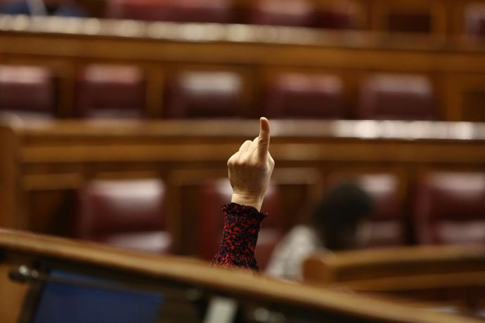 Archivo - Una mujer levanta la mano durante una sesión plenaria en el Congreso de los Diputados, en Madrid (España), a 16 de febrero de 2021. Esquerra Republicana (ERC) reclama este martes al Gobierno en el Congreso que se avenga a buscar un acuerdo par