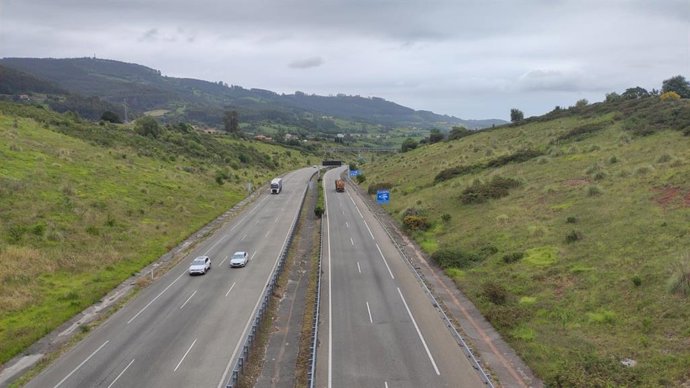 Archivo - Tráfico en la A-64 en Villaviciosa, sentido Santander