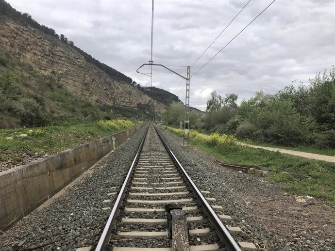 Archivo - Vía del tren en La Rioja