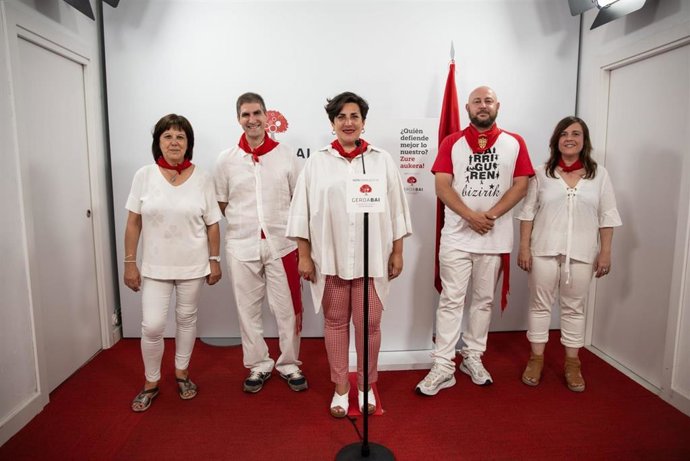 María Solana (centro), cabeza de lista de Geroa Bai al Congreso de los Diputados.