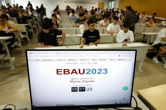 Archivo - Varios alumnos antes de comenzar uno de los exámenes de las pruebas de acceso a la universidad 2023, en el Aulario Norte del Campus de Espinardo, en la Universidad de Murcia, a 5 de junio de 2023, en Murcia