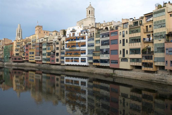 Archivo - Vista del río Onyar con la Catedral  y la Iglesia de Sant Feliu, en Girona (España). 