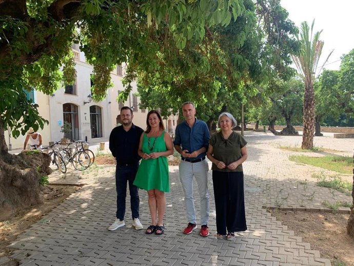 La cabeza de lista del PSIB al Congreso, Francina Armengol, los candidatos por Mallorca al Senado, Pere Joan Pons y Teresa Suárez, y el número 4 al Congreso, Miquel Cabot.