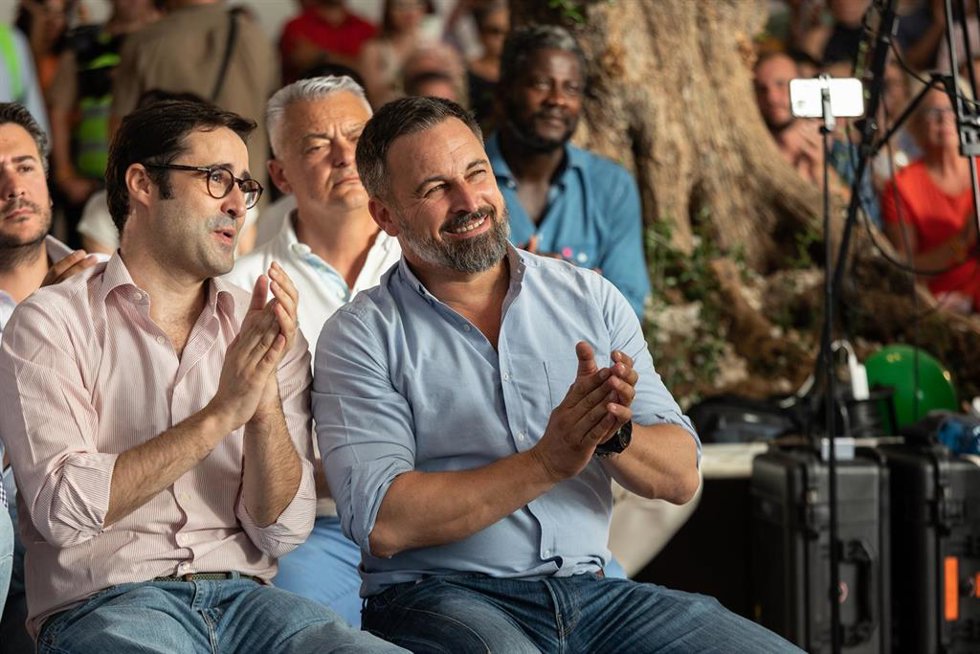 El líder de Vox y candidato a presidir el Gobierno, Santiago Abascal (d), interviene durante un acto de campaña electoral este domingo en Mérida