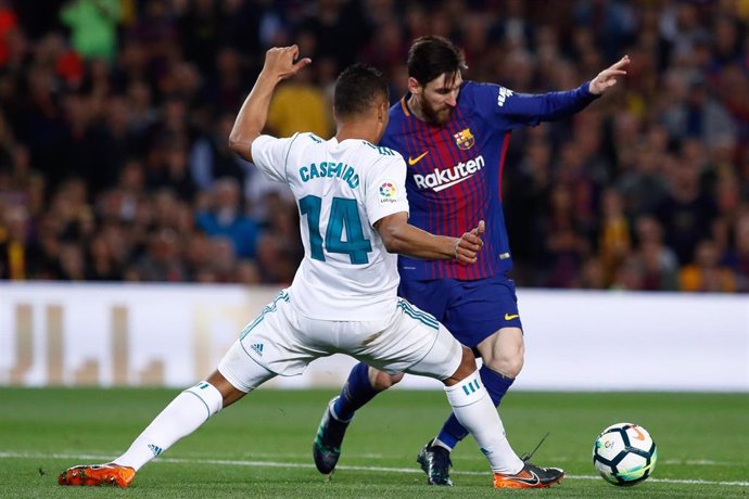 Archivo - El argentino Leo Messi (FC Barcelona) regatea al brasileño Carlos Henrique Casemiro (Real Madrid), durante un encuentro de LaLiga Santander 2017-2018 en el Camp Nou. 