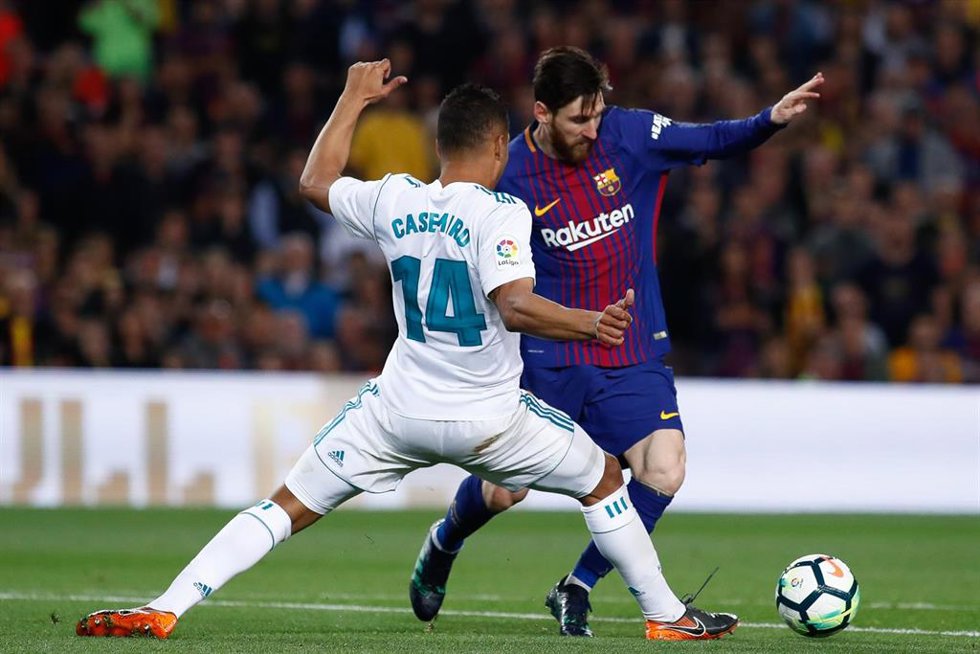 Archivo - El argentino Leo Messi (FC Barcelona) regatea al brasileño Carlos Henrique Casemiro (Real Madrid), durante un encuentro de LaLiga Santander 2017-2018 en el Camp Nou.