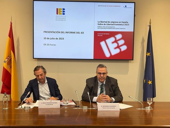 El Presidente Del Instituto De Estudios Económicos, Íñigo Fernández De Mesa, Y El Director General De La Organización, Gregorio Izquierdo, Presentan El Informe Titulado 'La Libertad De Empresa En España. Índice De Libertad Económica 2023'.