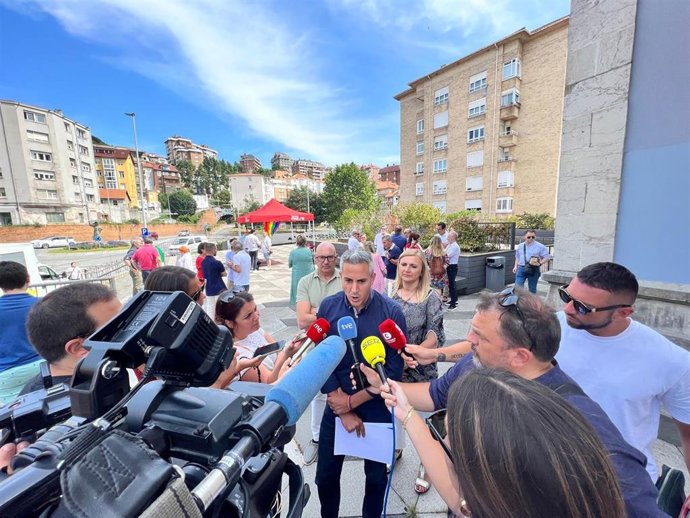 El líder del PSOE, Pablo Zuloaga, en declaraciones a la prensa el pasado sábado en Santander.