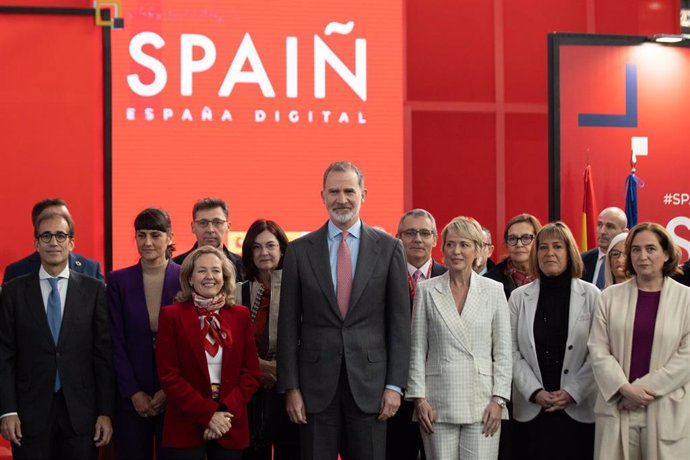 Archivo - El presidente de Fira de Barcelona, Pau Relat (1i); la vicepresidenta primera del Gobierno y ministra de Asuntos Económicos y Transformación Digital, Nadia Calviño (3i); el Rey Felipe VI (c); la secretaria de Estado de Inteligencia Artificial 