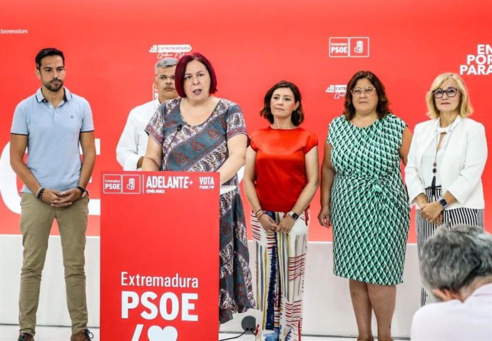 La cabeza de lista del PSOE por Cáceres al Congreso, Begoña García Bernal, en la rueda de prensa de este lunes en la sede del partido en Mérida.
