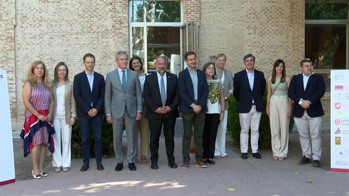 El rector de la UCLM, Julián Garde, en el centro en la presentación del proyecto Colabora