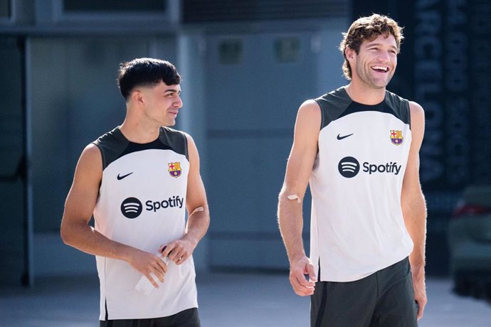Pedri y Marcos Alonso en el primer día de pretemporada en el FC Barcelona