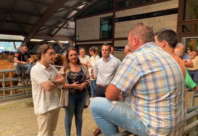 José María Figaredo y Carolina López (Vox) en el mercado de ganado de Siero
