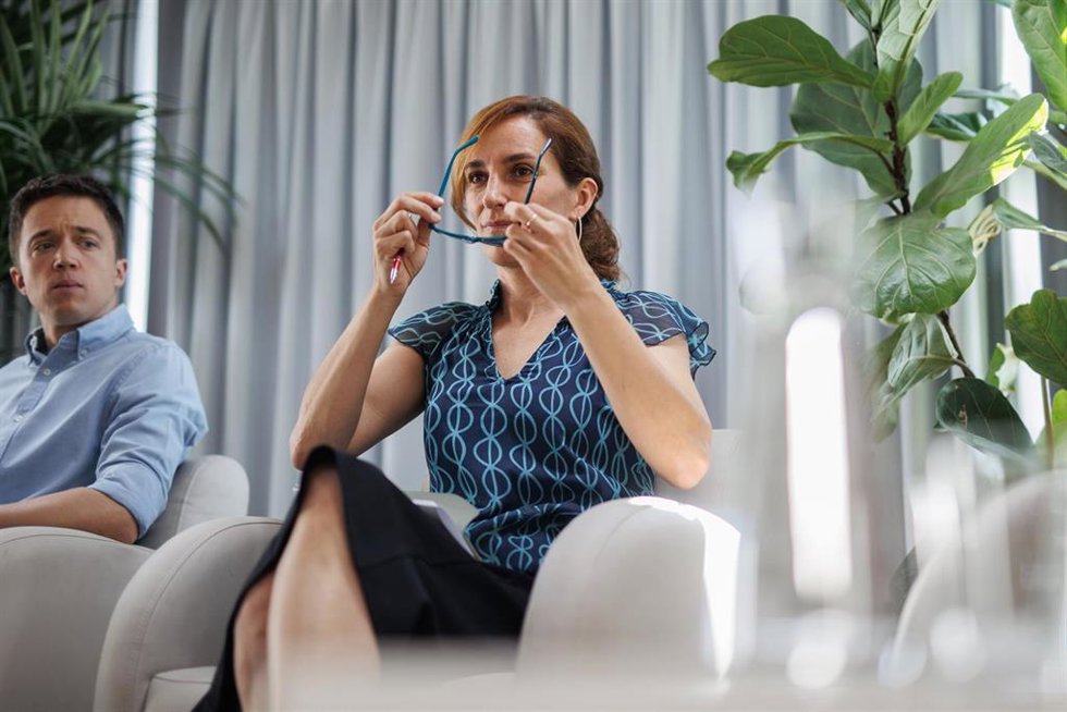La portavoz regional de Más Madrid, Mónica García, se pone las gafas en el coloquio 'Jornada laboral de 32 horas. Trabajar menos para vivir mejor', junto a los candidatos de Sumar al Congreso, Íñigo Errejón y Tesh Sidi.