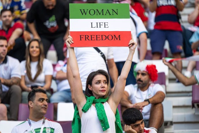 Archivo - Una mujer con un cartel con el mensaje 'Mujer, vida, libertad' en una grada durante el partido entre Inglaterra e Irán en el Mundial de Fútbol de Qatar 2022