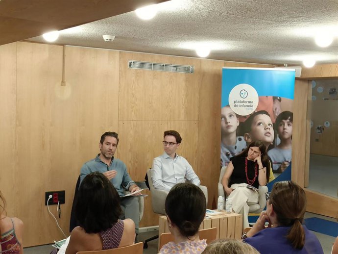 Borja Sémper junto al presidente de la Plataforma de Infancia, Carles López.