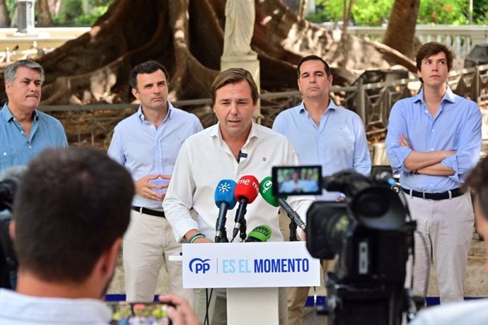 El secretario general del PP-A, Antonio Repullo, atiende a los medios en Cádiz.