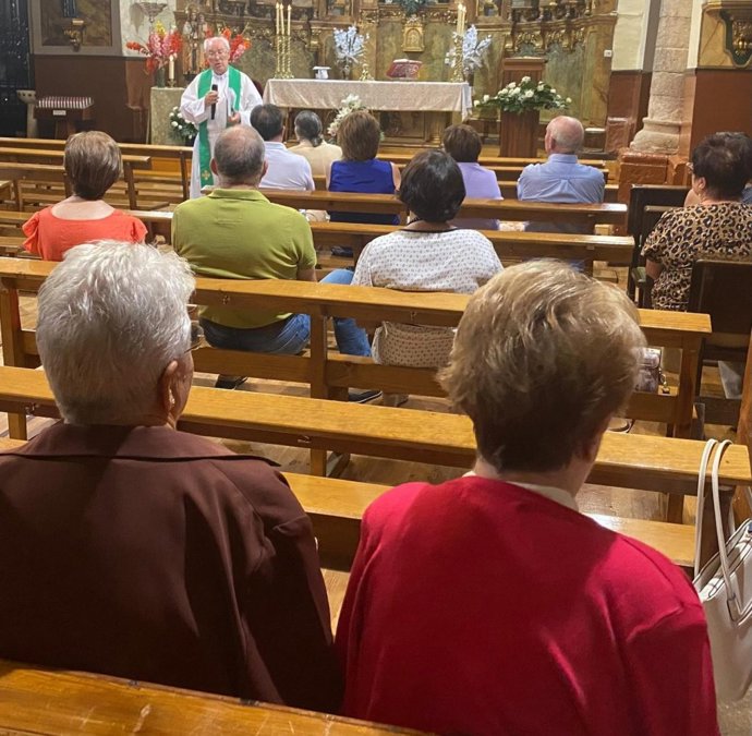El sacerdote Cirilo Ortín presenta su obra sobre los apellidos de la localidad zaragozana de Novallas inscritos en los libros parroquiales.