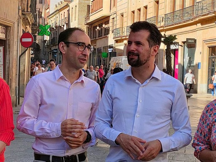 El secretario general del PSOE de Castilla y León, Luis Tudanca (d), junto al cabeza de lista al Congreso del PSOE por Salamanca, David Serrada.