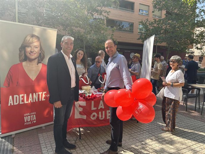 Esta mañana han estado en el barrio de San José explicando sus propuestas el candidato al Senado por Zaragoza, Miguel Dalmau, y los  número dos y tres al Congreso por Zaragoza, Susana Sumelzo y Víctor Ruiz