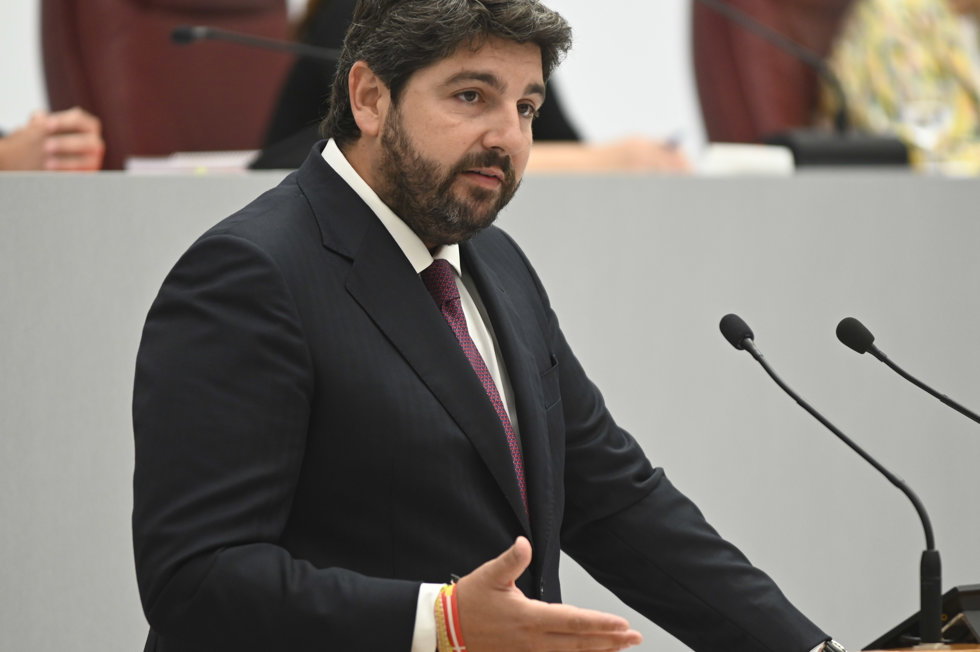 El candidato del Partido Popular para presidir Murcia, Fernando López Miras, interviene durante la reanudación del debate de investidura en la Asamblea Regional