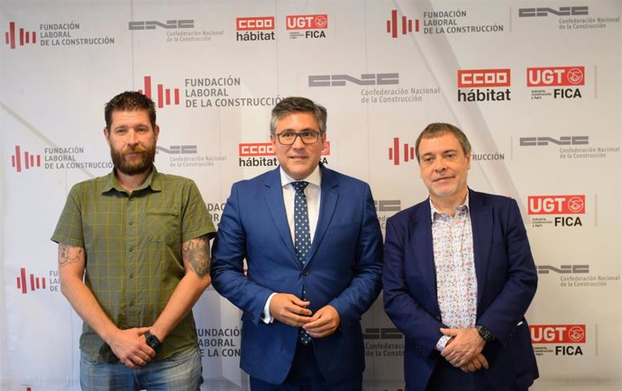 Daniel Barragan (CCOO), Pedro Fernandez Alen (CNC) y Mariano Hoya (UGT-FICA)