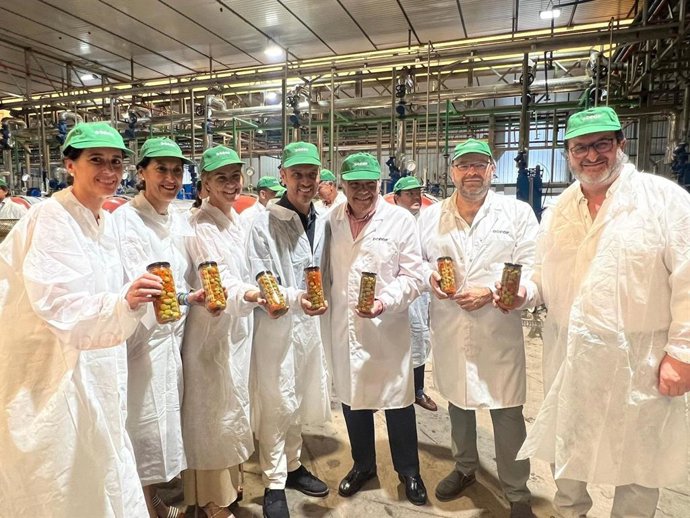 El candidato número uno al Congreso de los Diputados del PP por Sevilla, Juan Bravo, en la cooperativa de alimentación Dcoop de Dos Hermanas.