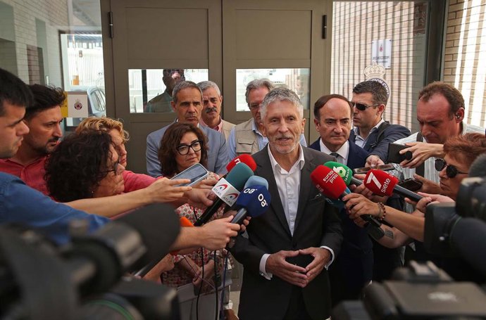 El ministro del Interior, Fernando Grande-Marlaska, atiende a los medios de comunicación en Algeciras.