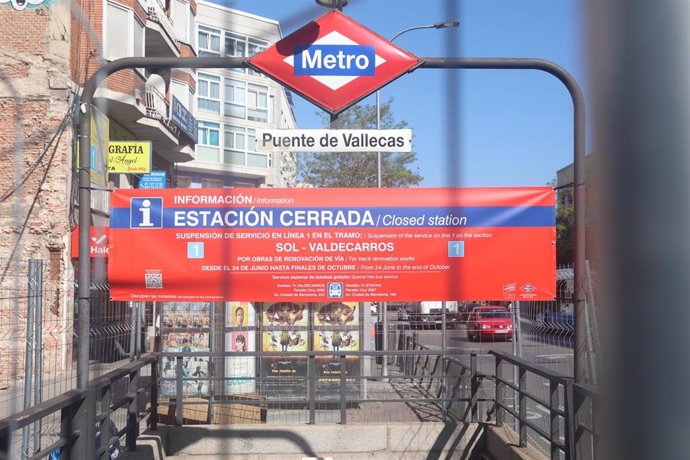 Entrada de la estación de Metro Puente de Vallecas cerrada.