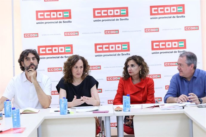 El secretario general de CCOO Sevilla, Carlos Aristu, la secretaria general de CCOO Andalucía, Nuria López, la vicesecretaria general del PSOE y ministra, María Jeús Montero, y el secretario general del PSOE-A, Juan Espadas, este lunes en Sevilla.