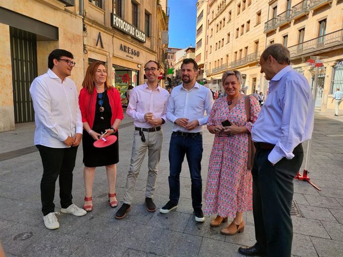 El secretario general del PSOE de Castilla y León, Luis Tudanca (c), junto a candidatos del PSOE por Salamanca al Congreso y al Senado