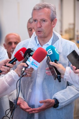 El presidente de la Xunta, Alfonso Rueda, en declaraciones a los medios en una visita la depuradora de moluscos bivalvos Mariscos Daporta de Cambados (Pontevedra).