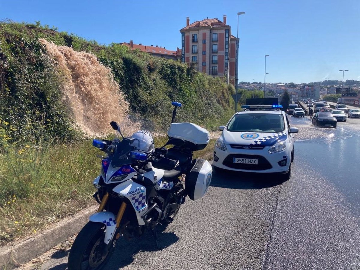 La Rotura De Una Tubería Provoca Acumulaciones De Agua En Un Carril De La Avenida Alfonso Molina 1213