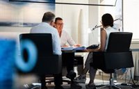 Feijóo repasa papeles ante el debate en su despacho del partido acompañado de su jefa de gabinete y González Pons