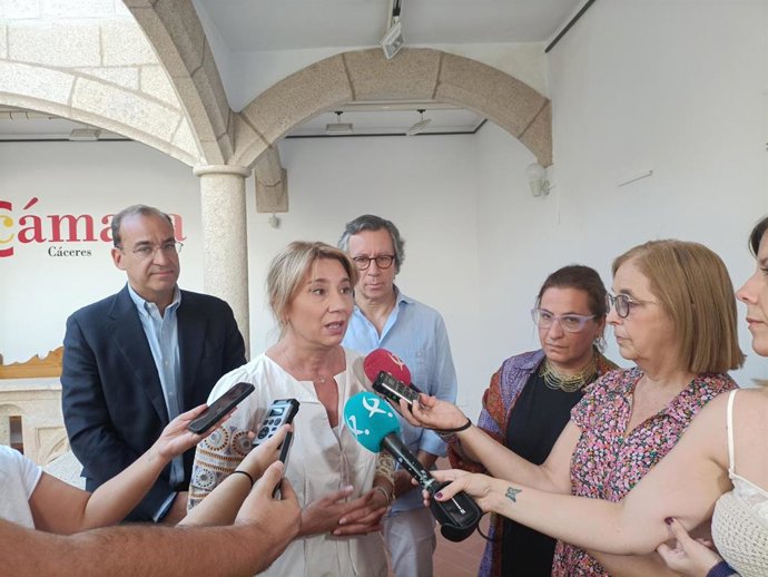 La cabeza de lista del PP al Congreso por Cáceres, Cristina Teniente, atiende a los medios