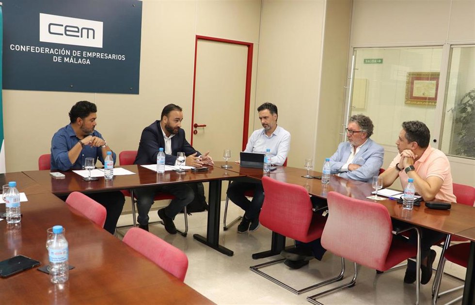 El candidato del PP por Málaga al Congreso de los Diputados Mario Cortés, ha mantenido una reunión con la asociación Málaga Digital, encabezada por su presidente, Ricardo Nandwani.