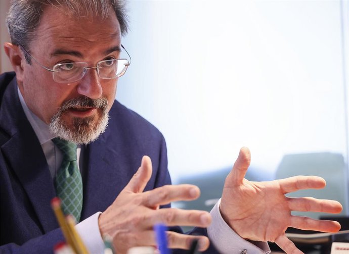 Archivo - El candidato a la Generalitat de Vox, Carlos Flores Juberías, posa para Europa Press