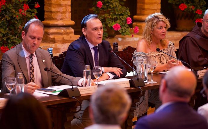 El consejero de Universidad, Investigación e Innovación, José Carlos Gómez Villamandos (c) durante el encuentro. A 10 de julio de 2023, en Palos de la Frontera, Huelva (Andalucía, España).  