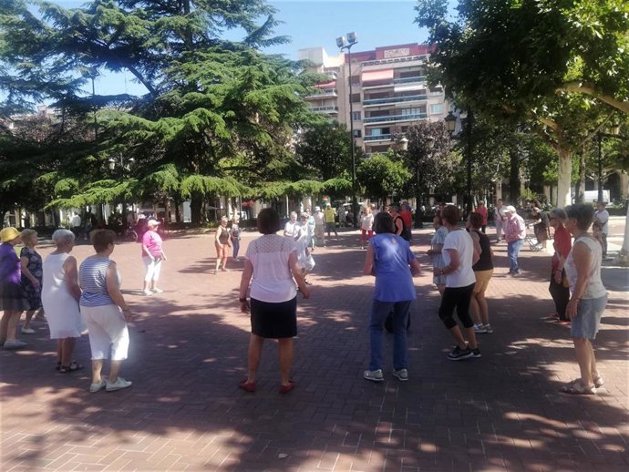 Unos 40 mayores participan en la iniciativa 'Despierta con Logroño Acompaña', con actividades al aire libre en la ciudad