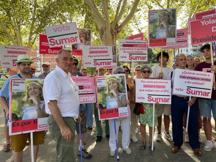 Enrique Santiago en la visita al Sector Sur de Córdoba.