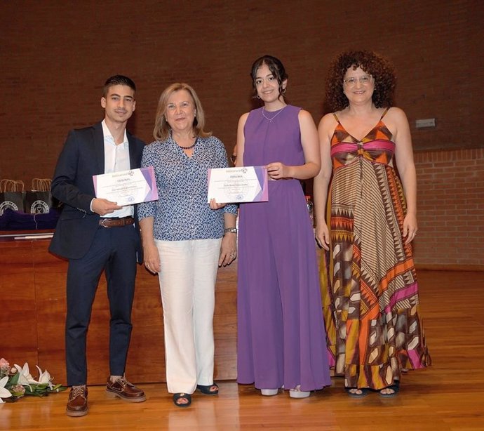 De izquierda a derecha Manuel Gabarri, estudiante de farmacia de la UCLM; Ana Maria Cantarero, consejera de Hefame; Marta Palarea, estudiante de Farmacia y Enrique Fernández, directora de Fundación Hefame