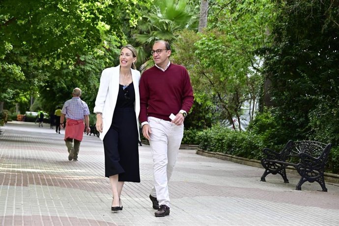 Archivo - María Guardiola y Rafael Mateos en una foto de archivo paseando por Cáceres