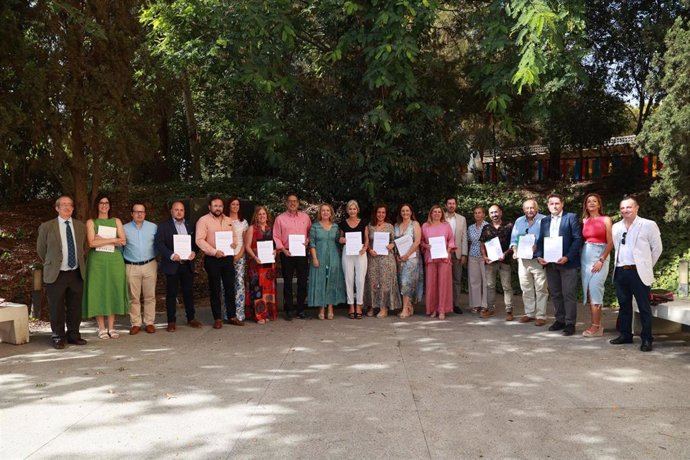 Foto de grupo de la consejera de Desarrollo Educativo y Formación Profesional, Patricia del Pozo, con los representantes de la Mesa del Primer Ciclo de Educación  tras la firma. A 10 de julio de 2023 en Sevilla (Andalucía, España).