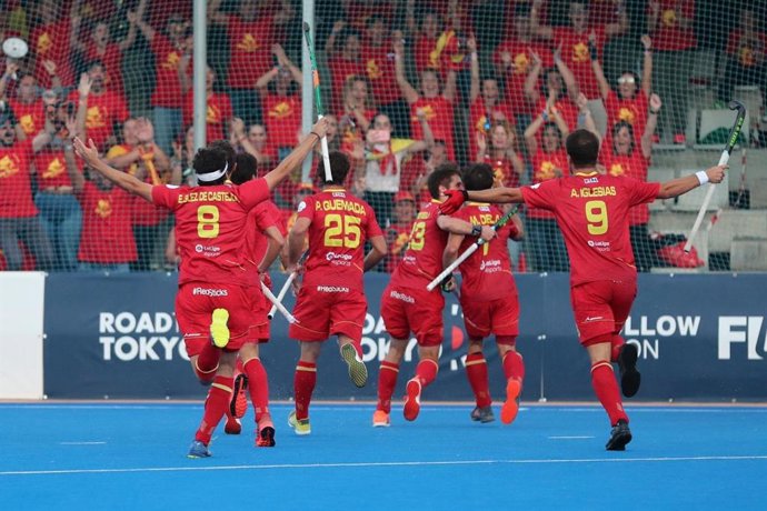 La selección española masculina de hockey celebrando un gol.